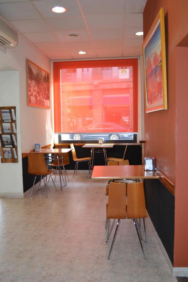 Hostal Bartis Figueres  Ngoại thất bức ảnh