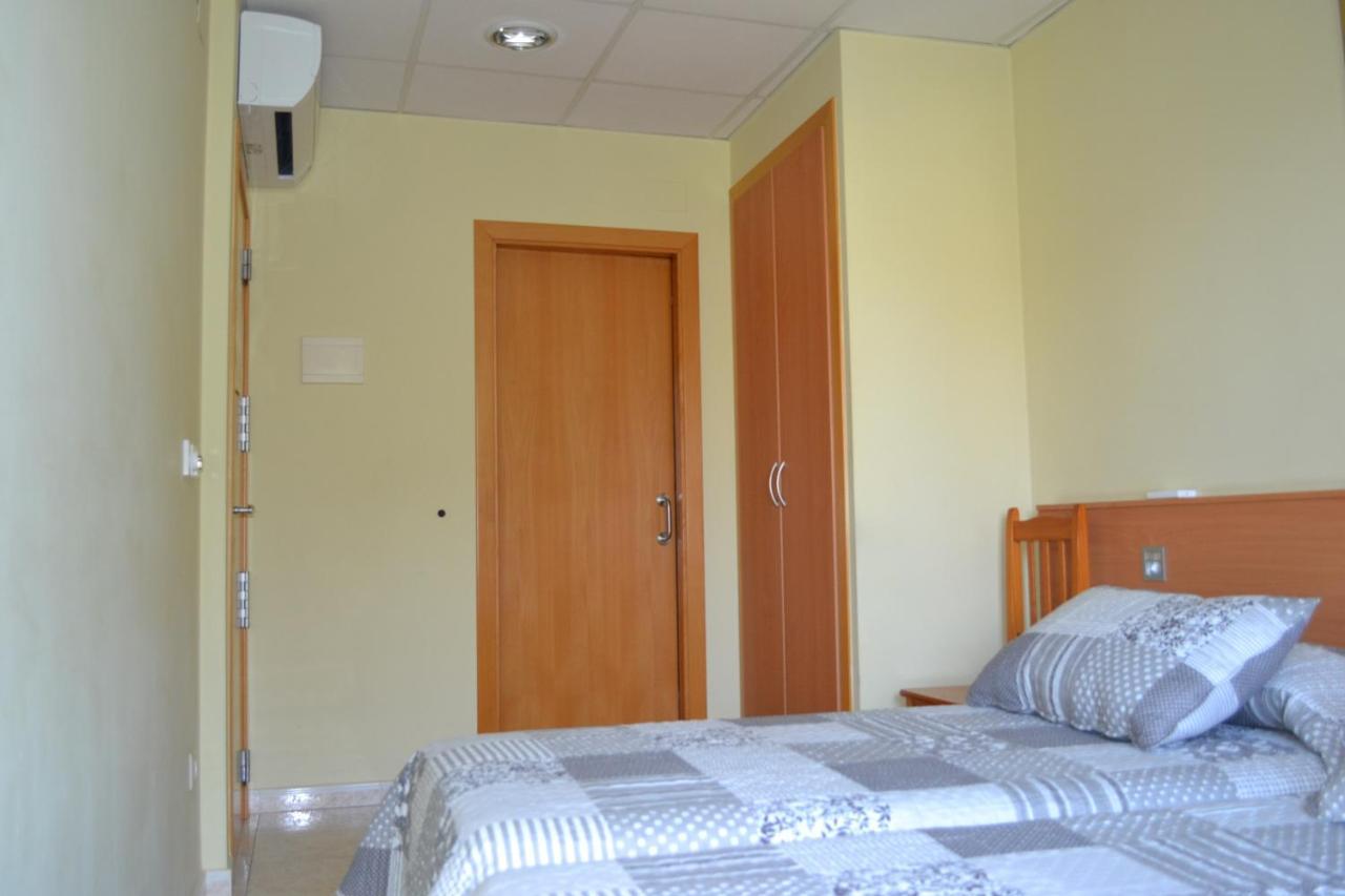 Hostal Bartis Figueres  Ngoại thất bức ảnh