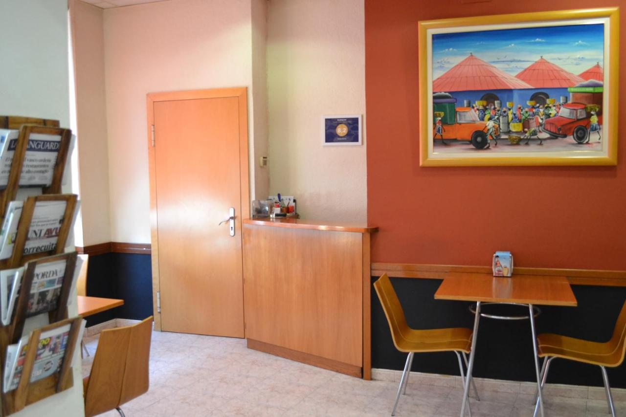 Hostal Bartis Figueres  Ngoại thất bức ảnh